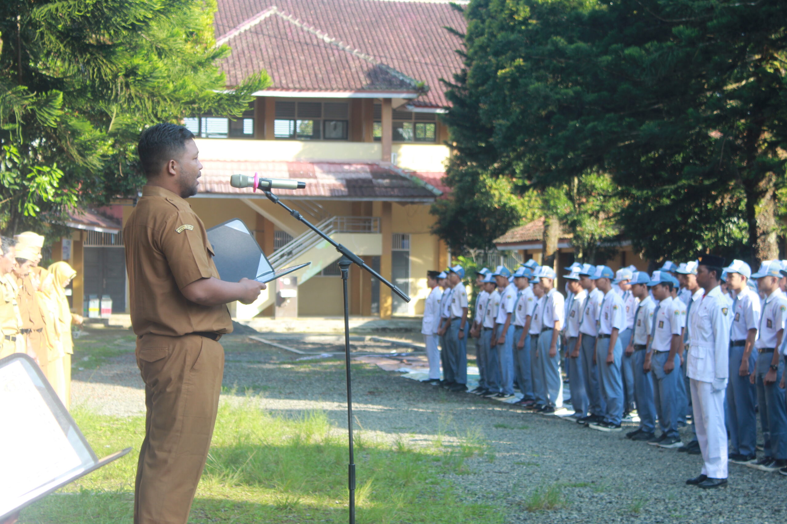 Gelorakan Semangat Pancasila, SMAN 1 Karangkobar Beri Penghargaan bagi Siswa Berprestasi